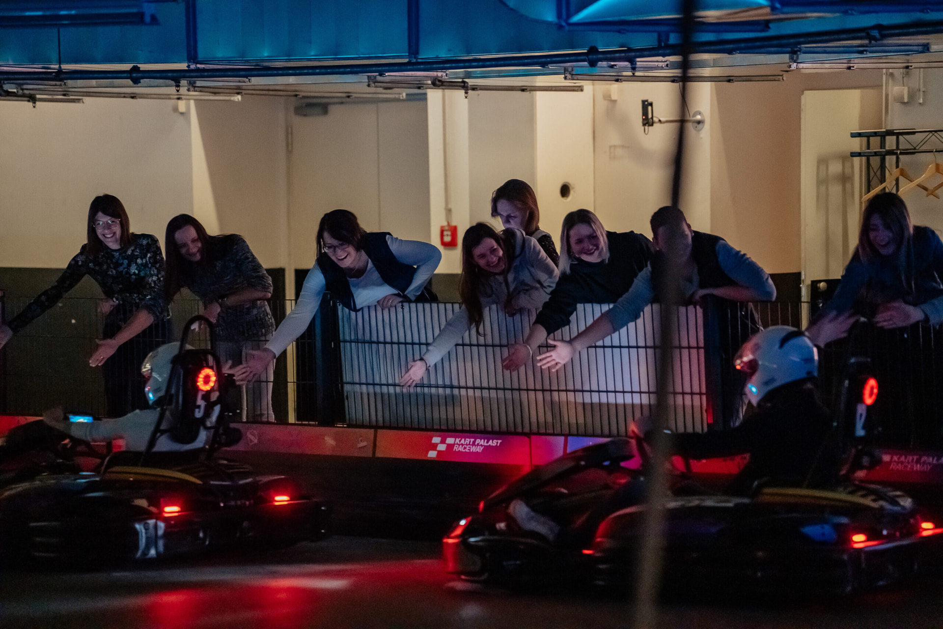 Team feuert Fahrer auf einer Indoor-Kartbahn an